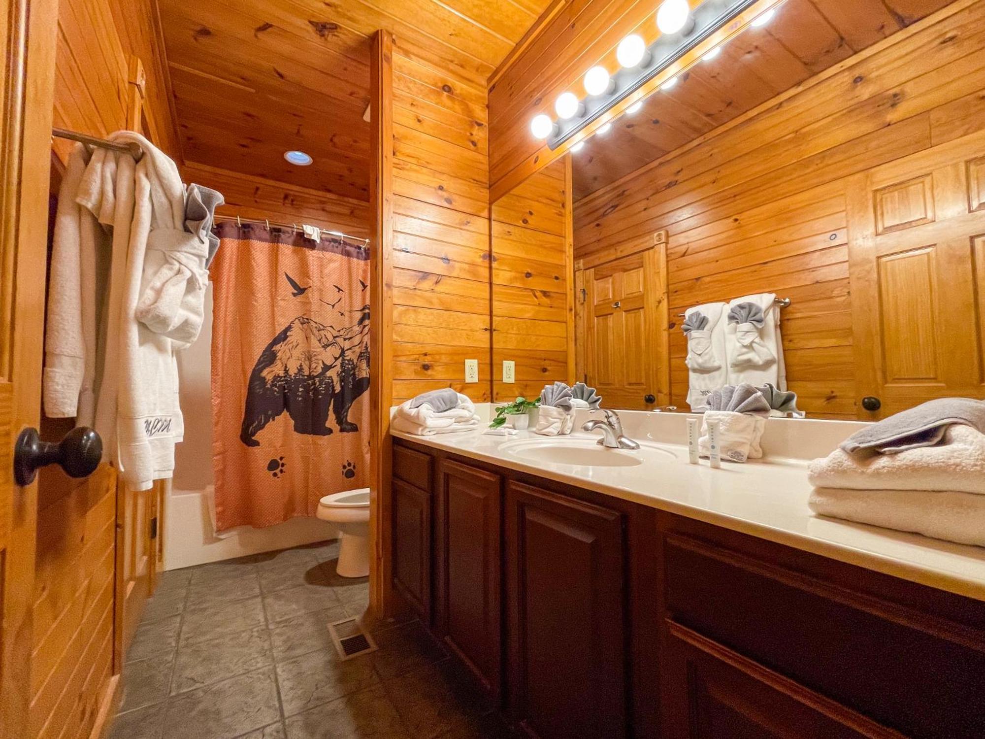 Spacious Resort Log Cabin, Easy Drive, Hot Tub, Arcade Gameroom, Mountain Vibe Gatlinburg Eksteriør billede