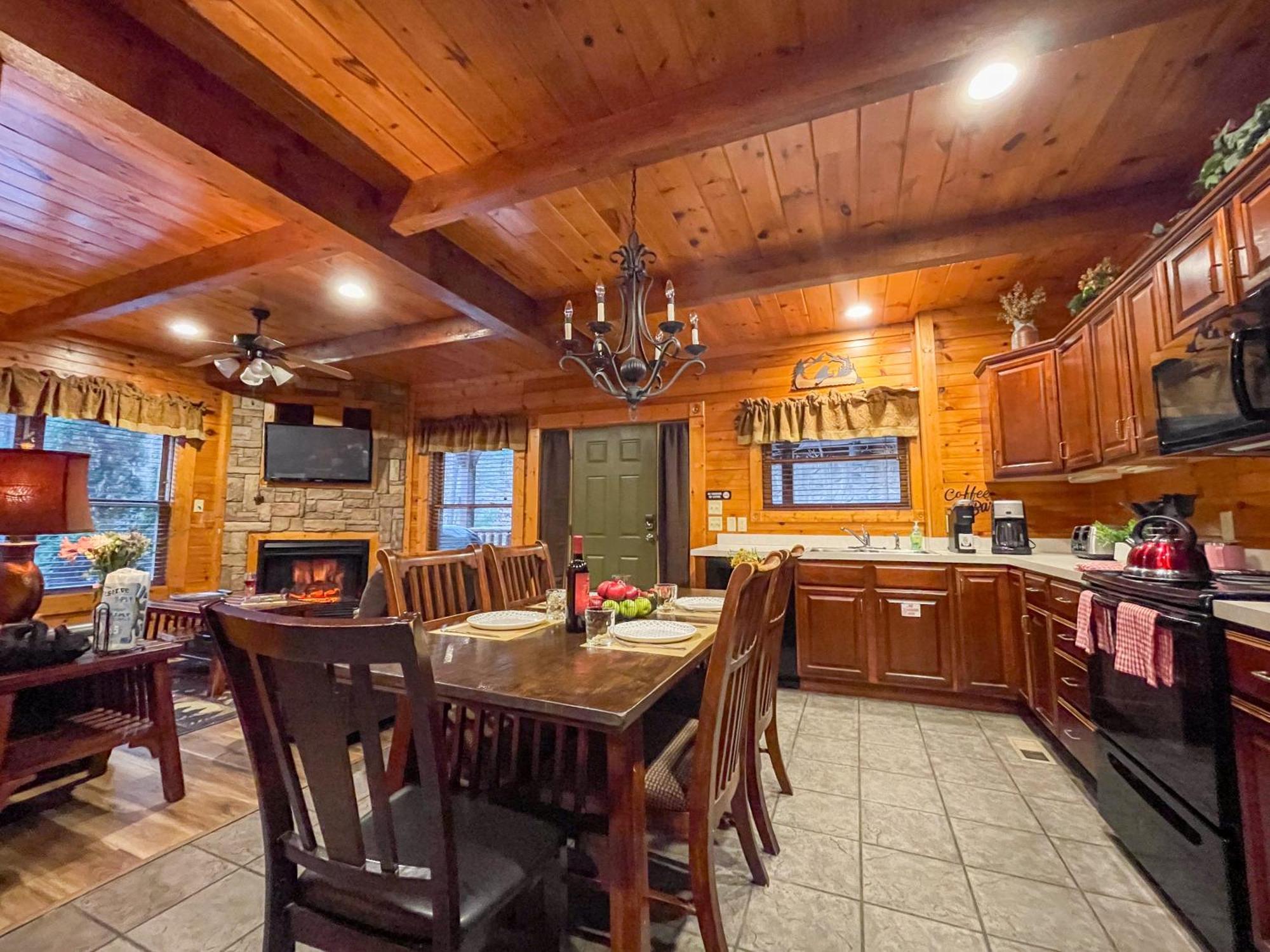 Spacious Resort Log Cabin, Easy Drive, Hot Tub, Arcade Gameroom, Mountain Vibe Gatlinburg Eksteriør billede