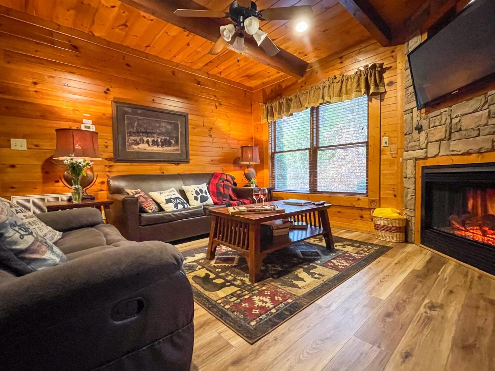 Spacious Resort Log Cabin, Easy Drive, Hot Tub, Arcade Gameroom, Mountain Vibe Gatlinburg Eksteriør billede